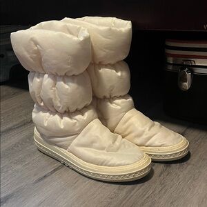 MAYA Vintage White Puffer Boots